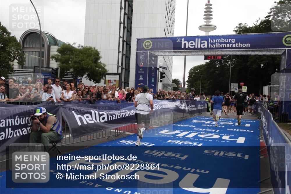 29.06.2025 - hella hamburg halbmarathon Michael Strokosch http://msf.ph/oto/8228864 29.06.2025 10:51:37 Ziel 1335, 5008, 7943, 10691, 13327, 13403, 17131, 19007 meine-sportfotos.de