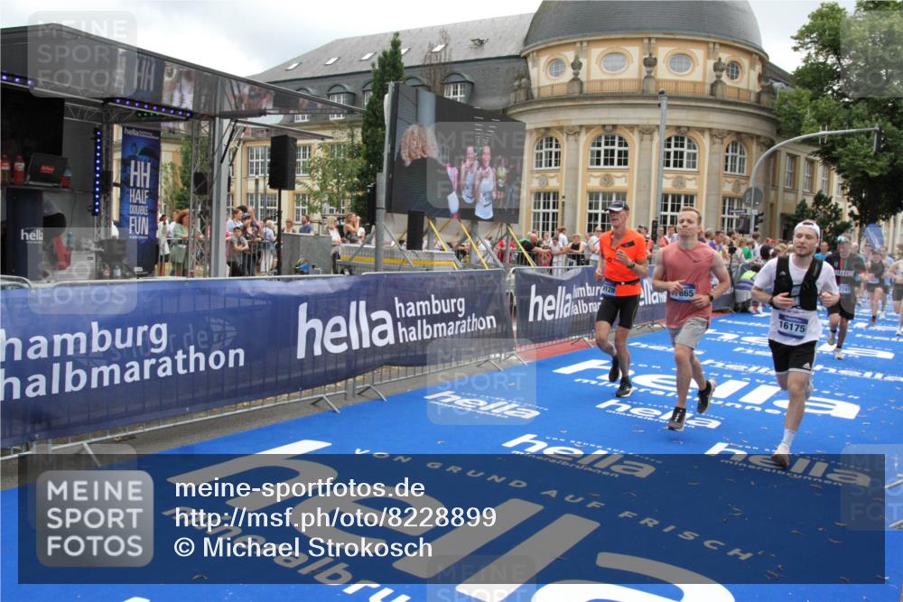 29.06.2025 - hella hamburg halbmarathon Michael Strokosch http://msf.ph/oto/8228899 29.06.2025 10:46:48 Ziel 1942, 3976, 6630, 11858, 13940, 14541, 15900, 16175, 17353, 17669, 17743, 17865, 19128 meine-sportfotos.de