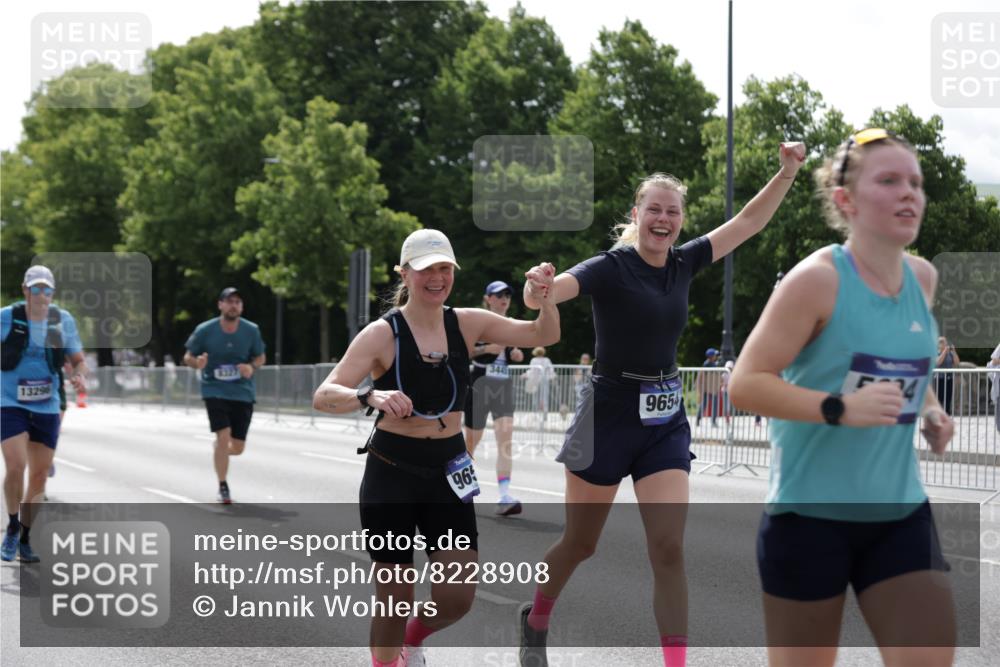 29.06.2025 - hella hamburg halbmarathon Jannik Wohlers http://msf.ph/oto/8228908 29.06.2025 10:27:53 Lombardsbrücke 3445, 5369, 5604, 7667, 8215, 8327, 9653, 9654, 13045, 13296, 13400, 13568, 14017, 14155, 15123, 18256, 18604, 19180 meine-sportfotos.de
