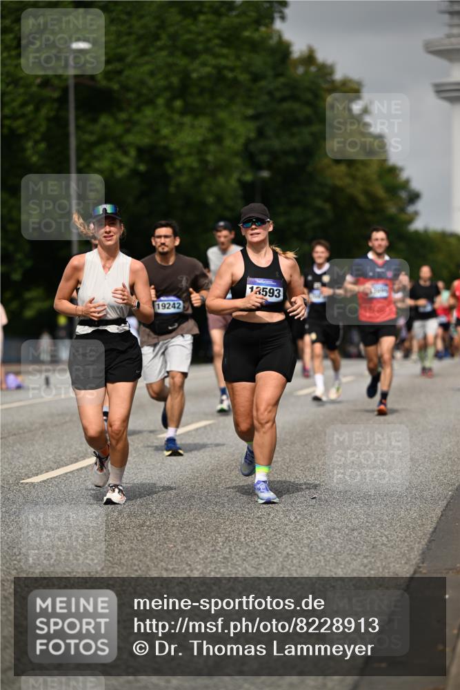 29.06.2025 - hella hamburg halbmarathon Dr. Thomas Lammeyer http://msf.ph/oto/8228913 29.06.2025 10:13:19 Kennedybrücke 1823, 3762, 4592, 7081, 9297, 9306, 10035, 10194, 10819, 11067 meine-sportfotos.de