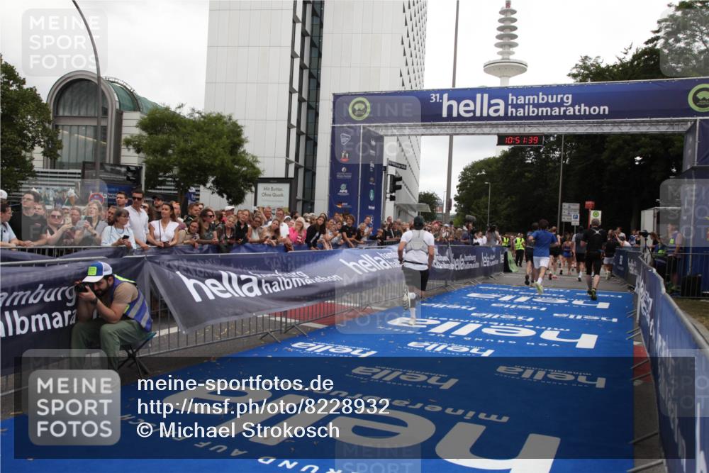 29.06.2025 - hella hamburg halbmarathon Michael Strokosch http://msf.ph/oto/8228932 29.06.2025 10:51:38 Ziel 1335, 5008, 7943, 10691, 13327, 13403, 19007 meine-sportfotos.de