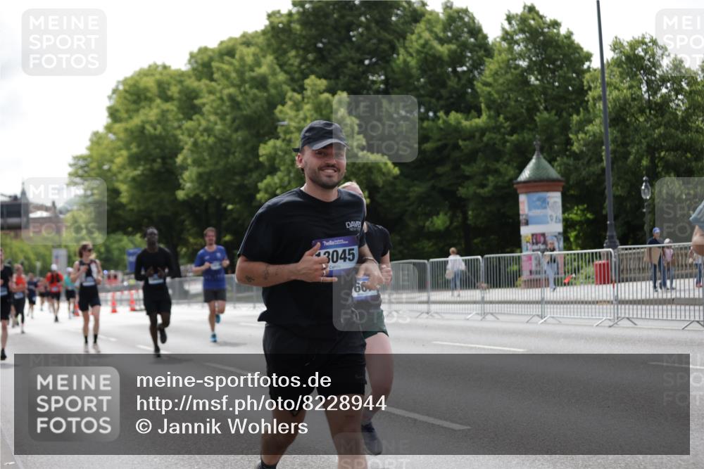 29.06.2025 - hella hamburg halbmarathon Jannik Wohlers http://msf.ph/oto/8228944 29.06.2025 10:27:56 Lombardsbrücke 3445, 5369, 5604, 7667, 7980, 8327, 9653, 9654, 13045, 13296, 13400, 14017, 15123, 18256, 18604, 19180 meine-sportfotos.de