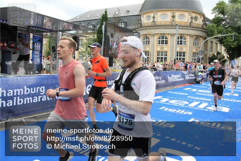 29.06.2025 - hella hamburg halbmarathon Michael Strokosch http://msf.ph/oto/8228950 29.06.2025 10:46:49 Ziel 3976, 6630, 11858, 13940, 14541, 15900, 16175, 17353, 17492, 17669, 17743, 17865, 19128 meine-sportfotos.de