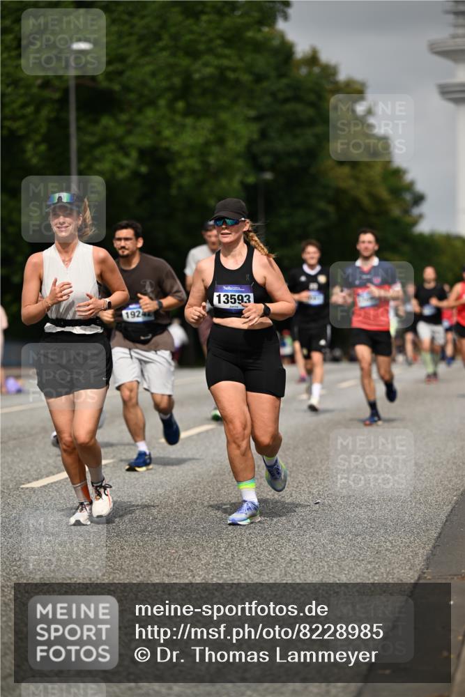 29.06.2025 - hella hamburg halbmarathon Dr. Thomas Lammeyer http://msf.ph/oto/8228985 29.06.2025 10:13:19 Kennedybrücke 1823, 3762, 4592, 7081, 9297, 9306, 10035, 10194, 10819, 11067 meine-sportfotos.de