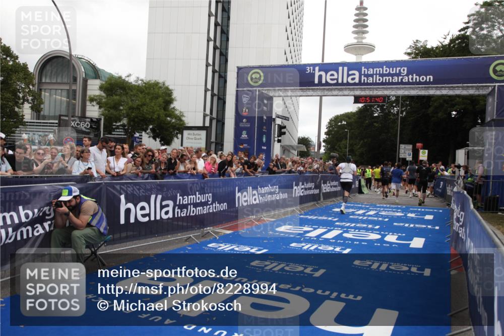 29.06.2025 - hella hamburg halbmarathon Michael Strokosch http://msf.ph/oto/8228994 29.06.2025 10:51:39 Ziel 1335, 5008, 10691, 13327, 13403, 14012, 19007, 19020 meine-sportfotos.de