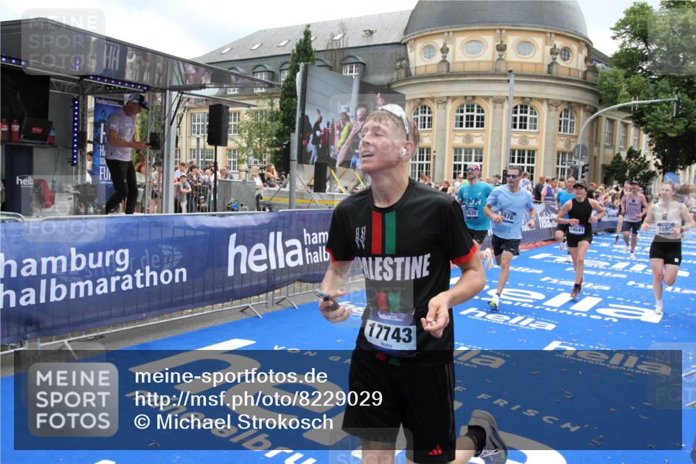 29.06.2025 - hella hamburg halbmarathon Michael Strokosch http://msf.ph/oto/8229029 29.06.2025 10:46:50 Ziel 3976, 6630, 11858, 13940, 14541, 15900, 16175, 17353, 17492, 17669, 17743, 17865, 17892, 19128 meine-sportfotos.de