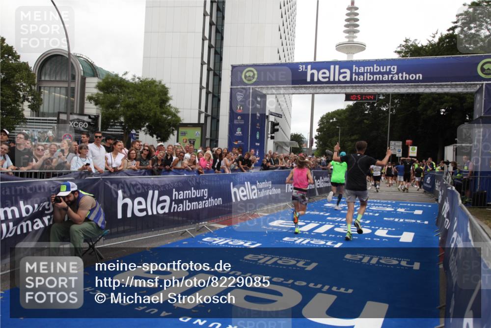 29.06.2025 - hella hamburg halbmarathon Michael Strokosch http://msf.ph/oto/8229085 29.06.2025 10:51:42 Ziel 5008, 10691, 13327, 14012, 14458, 15496, 19007, 19020 meine-sportfotos.de
