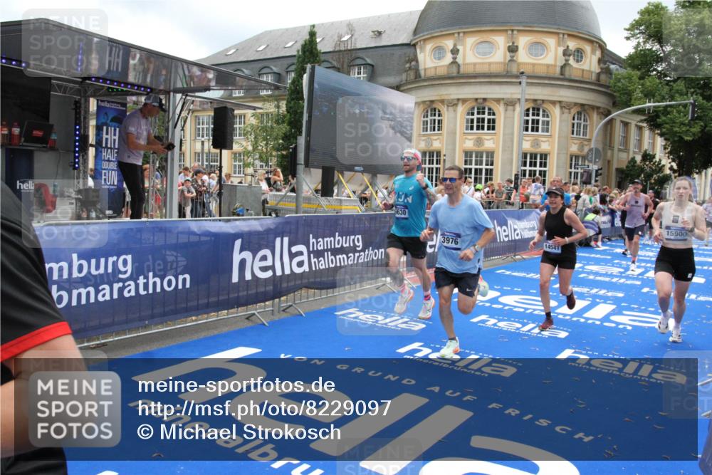 29.06.2025 - hella hamburg halbmarathon Michael Strokosch http://msf.ph/oto/8229097 29.06.2025 10:46:51 Ziel 3976, 6630, 11858, 13940, 14541, 15900, 17172, 17353, 17492, 17669, 17743, 17892, 19105, 19128 meine-sportfotos.de