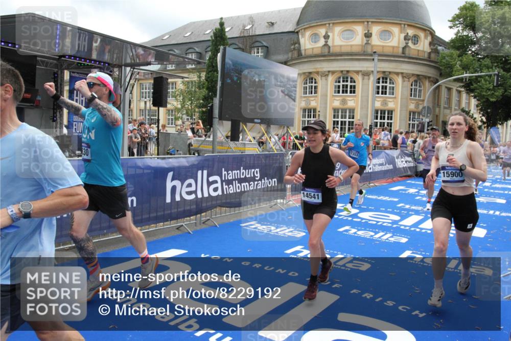 29.06.2025 - hella hamburg halbmarathon Michael Strokosch http://msf.ph/oto/8229192 29.06.2025 10:46:51 Ziel 3976, 6630, 11858, 13940, 14541, 15900, 17172, 17353, 17492, 17669, 17743, 17892, 19105, 19128 meine-sportfotos.de