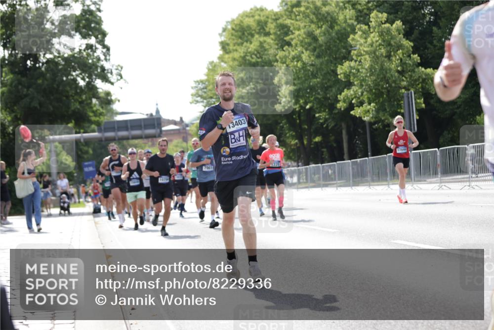 29.06.2025 - hella hamburg halbmarathon Jannik Wohlers http://msf.ph/oto/8229336 29.06.2025 09:52:06 Lombardsbrücke 1139, 1169, 1220, 1468, 1512, 3618, 3852, 4565, 4871, 4915, 5011, 6550, 7067, 7432, 7865, 7961, 8852, 9348, 10099, 10493, 10741, 10796, 11062, 11495, 11679, 11779, 12046, 12365, 12723, 12772, 13403, 13614, 14257, 14449, 14703, 14813, 15233, 15247, 15808, 15813, 16338, 16591, 16592, 17000, 17281, 17391, 17846, 17926, 18560, 18632, 18637, 18680, 18775, 18982 meine-sportfotos.de