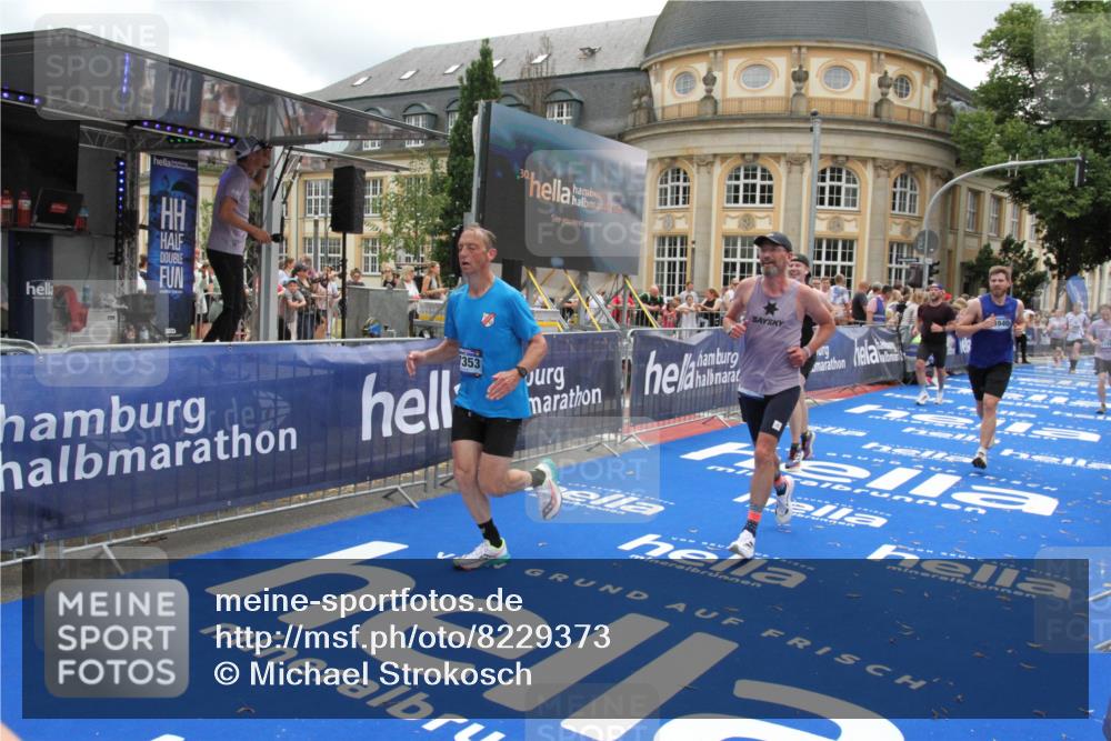 29.06.2025 - hella hamburg halbmarathon Michael Strokosch http://msf.ph/oto/8229373 29.06.2025 10:46:53 Ziel 3976, 4091, 6630, 11858, 13940, 14541, 15900, 17172, 17353, 17492, 17669, 17892, 19105 meine-sportfotos.de