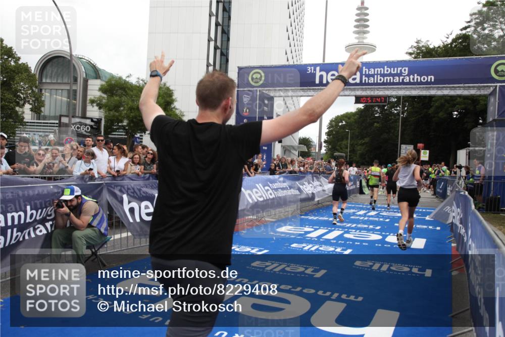 29.06.2025 - hella hamburg halbmarathon Michael Strokosch http://msf.ph/oto/8229408 29.06.2025 10:51:46 Ziel 6286, 7224, 8819, 13327, 14012, 14458, 15496, 15727, 15831, 15899, 17682, 19020, 19053 meine-sportfotos.de