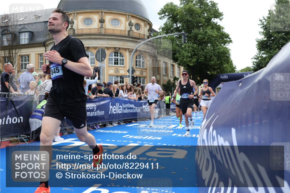 29.06.2025 - hella hamburg halbmarathon Strokosch-Dieckow http://msf.ph/oto/8229411 29.06.2025 10:32:29 Ziel 1707, 5070, 5746, 7845, 8883, 10484, 11745, 11877, 13199, 14293, 14908, 16957, 18135, 18562, 18563 meine-sportfotos.de