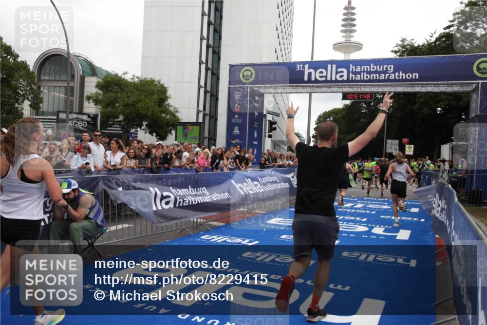 29.06.2025 - hella hamburg halbmarathon Michael Strokosch http://msf.ph/oto/8229415 29.06.2025 10:51:47 Ziel 2396, 6286, 7224, 8710, 8819, 12224, 14012, 14458, 15496, 15727, 15831, 15899, 17682, 19020, 19053 meine-sportfotos.de