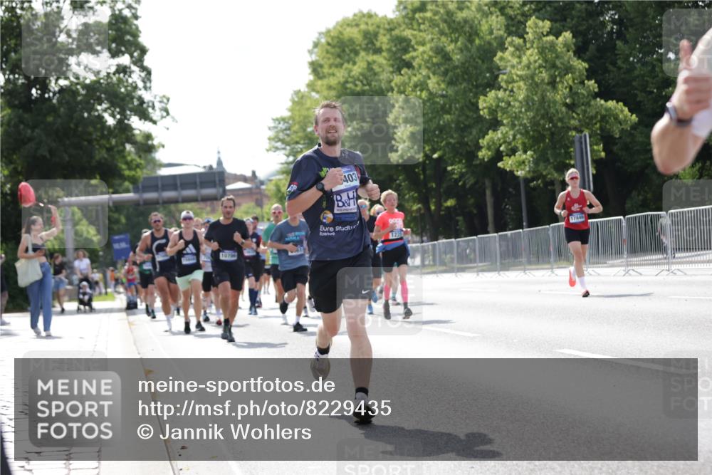 29.06.2025 - hella hamburg halbmarathon Jannik Wohlers http://msf.ph/oto/8229435 29.06.2025 09:52:06 Lombardsbrücke 1139, 1169, 1220, 1468, 1512, 3618, 3852, 4565, 4871, 4915, 5011, 6550, 7067, 7432, 7865, 7961, 8852, 9348, 10099, 10493, 10741, 10796, 11062, 11495, 11679, 11779, 12046, 12365, 12723, 12772, 13403, 13614, 14257, 14449, 14703, 14813, 15233, 15247, 15808, 15813, 16338, 16591, 16592, 17000, 17281, 17391, 17846, 17926, 18560, 18632, 18637, 18680, 18775, 18982 meine-sportfotos.de