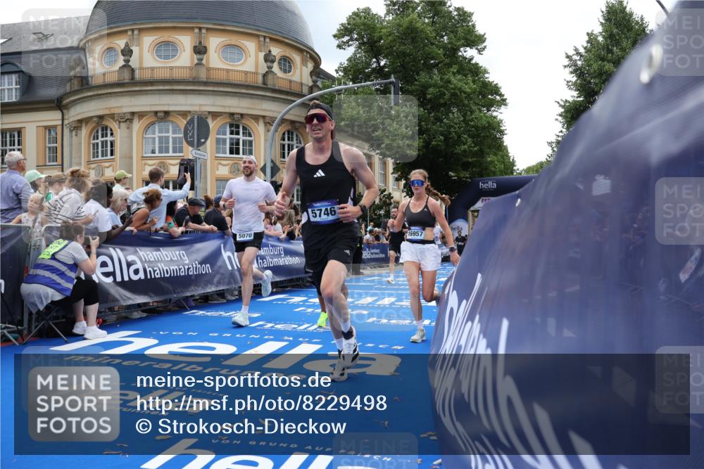 29.06.2025 - hella hamburg halbmarathon Strokosch-Dieckow http://msf.ph/oto/8229498 29.06.2025 10:32:29 Ziel 1707, 5070, 5746, 7845, 8883, 10484, 11745, 11877, 13199, 14293, 14908, 16957, 18135, 18562, 18563 meine-sportfotos.de