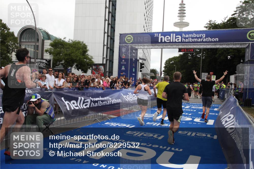 29.06.2025 - hella hamburg halbmarathon Michael Strokosch http://msf.ph/oto/8229532 29.06.2025 10:51:48 Ziel 2396, 6286, 7224, 8710, 8819, 12224, 14012, 14458, 15496, 15727, 15831, 15899, 16907, 17682, 19020, 19053 meine-sportfotos.de
