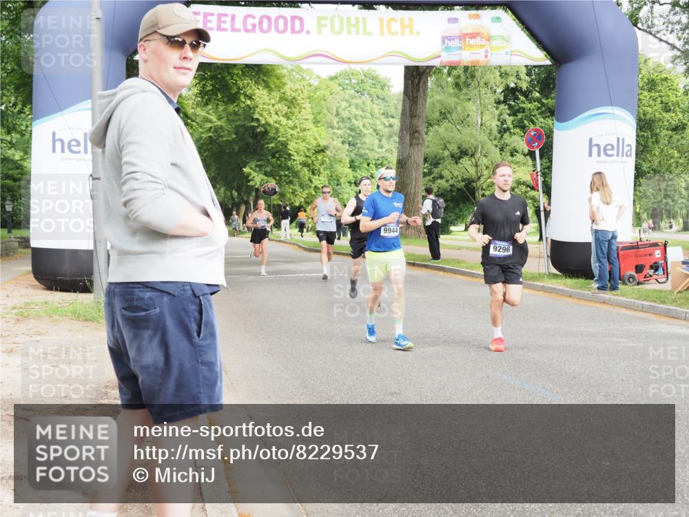 29.06.2025 - hella hamburg halbmarathon MichiJ http://msf.ph/oto/8229537 29.06.2025 10:26:17 Zwischen KM18-KM19 1290, 4865, 6123, 9296, 9313, 9944, 10190, 10451, 13148, 15410, 17125 meine-sportfotos.de