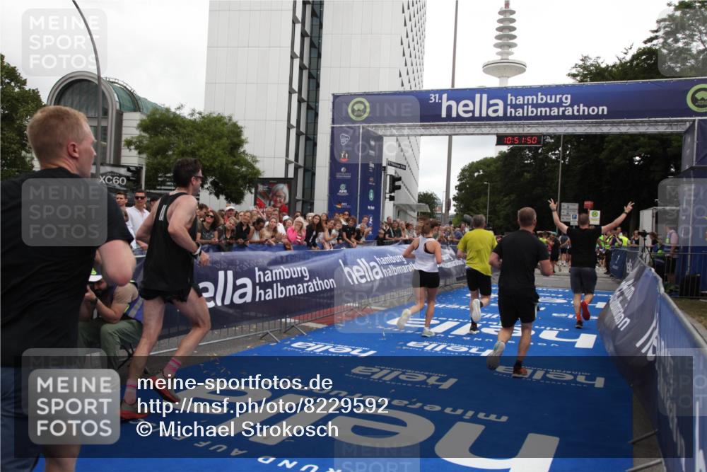 29.06.2025 - hella hamburg halbmarathon Michael Strokosch http://msf.ph/oto/8229592 29.06.2025 10:51:48 Ziel 2396, 6286, 7224, 8710, 8819, 12224, 14012, 14458, 15496, 15727, 15831, 15899, 16907, 17682, 19020, 19053 meine-sportfotos.de