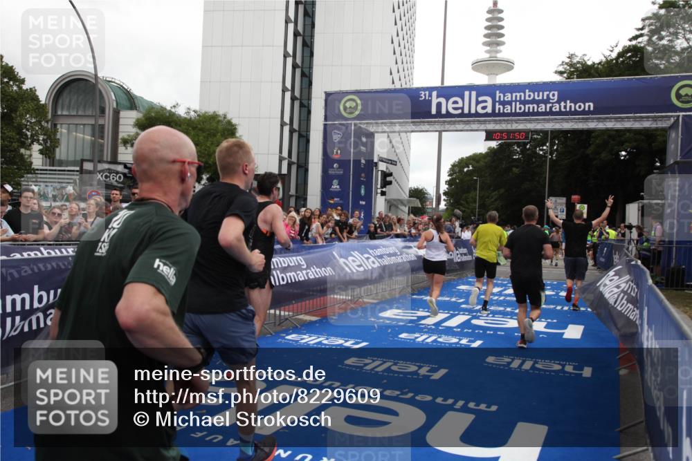 29.06.2025 - hella hamburg halbmarathon Michael Strokosch http://msf.ph/oto/8229609 29.06.2025 10:51:49 Ziel 2396, 6286, 7224, 8710, 8819, 12224, 14458, 15427, 15496, 15727, 15831, 15899, 16907, 17682, 19053 meine-sportfotos.de