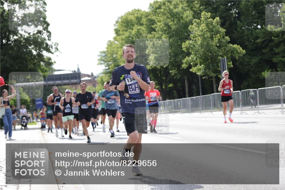 29.06.2025 - hella hamburg halbmarathon Jannik Wohlers http://msf.ph/oto/8229656 29.06.2025 09:52:06 Lombardsbrücke 1139, 1169, 1220, 1468, 1512, 3618, 3852, 4565, 4871, 4915, 5011, 6550, 7067, 7432, 7865, 7961, 8852, 9348, 10099, 10493, 10741, 10796, 11062, 11495, 11679, 11779, 12046, 12365, 12723, 12772, 13403, 13614, 14257, 14449, 14703, 14813, 15233, 15247, 15808, 15813, 16338, 16591, 16592, 17000, 17281, 17391, 17846, 17926, 18560, 18632, 18637, 18680, 18775, 18982 meine-sportfotos.de