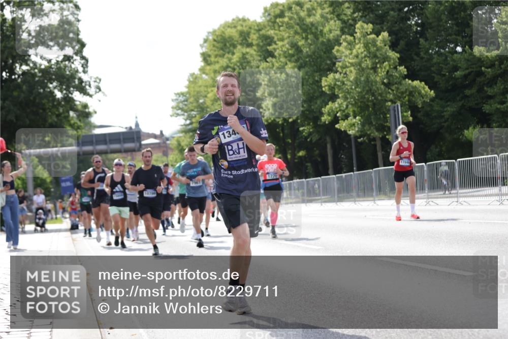 29.06.2025 - hella hamburg halbmarathon Jannik Wohlers http://msf.ph/oto/8229711 29.06.2025 09:52:06 Lombardsbrücke 1139, 1169, 1220, 1468, 1512, 3618, 3852, 4565, 4871, 4915, 5011, 6550, 7067, 7432, 7865, 7961, 8852, 9348, 10099, 10493, 10741, 10796, 11062, 11495, 11679, 11779, 12046, 12365, 12723, 12772, 13403, 13614, 14257, 14449, 14703, 14813, 15233, 15247, 15808, 15813, 16338, 16591, 16592, 17000, 17281, 17391, 17846, 17926, 18560, 18632, 18637, 18680, 18775, 18982 meine-sportfotos.de