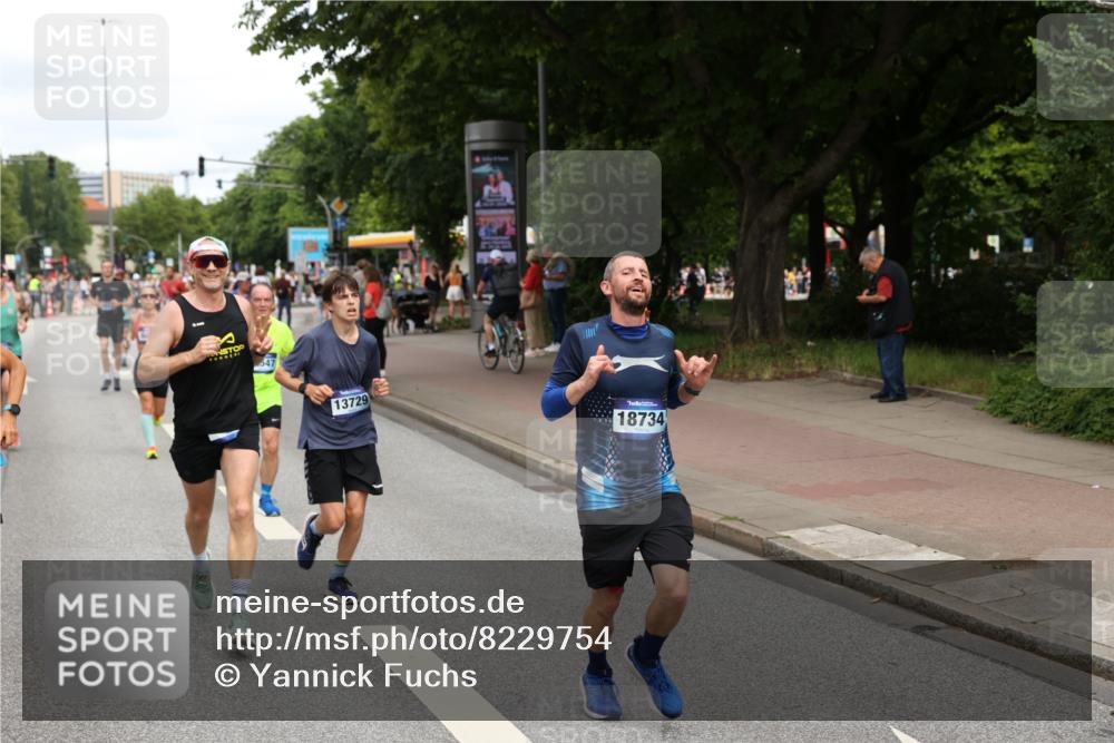 29.06.2025 - hella hamburg halbmarathon Yannick Fuchs http://msf.ph/oto/8229754 29.06.2025 10:33:51 20KM 1343, 1445, 1803, 2525, 2546, 3282, 3783, 4359, 4759, 6037, 6686, 6687, 7981, 8450, 8925, 8958, 9265, 11305, 11619, 12772, 13137, 13479, 13729, 14093, 14204, 14311, 14359, 15013, 15094, 15257, 15556, 15866, 15873, 15965, 16656, 16820, 17005, 17215, 17360, 18149, 18285, 18547, 18734 meine-sportfotos.de