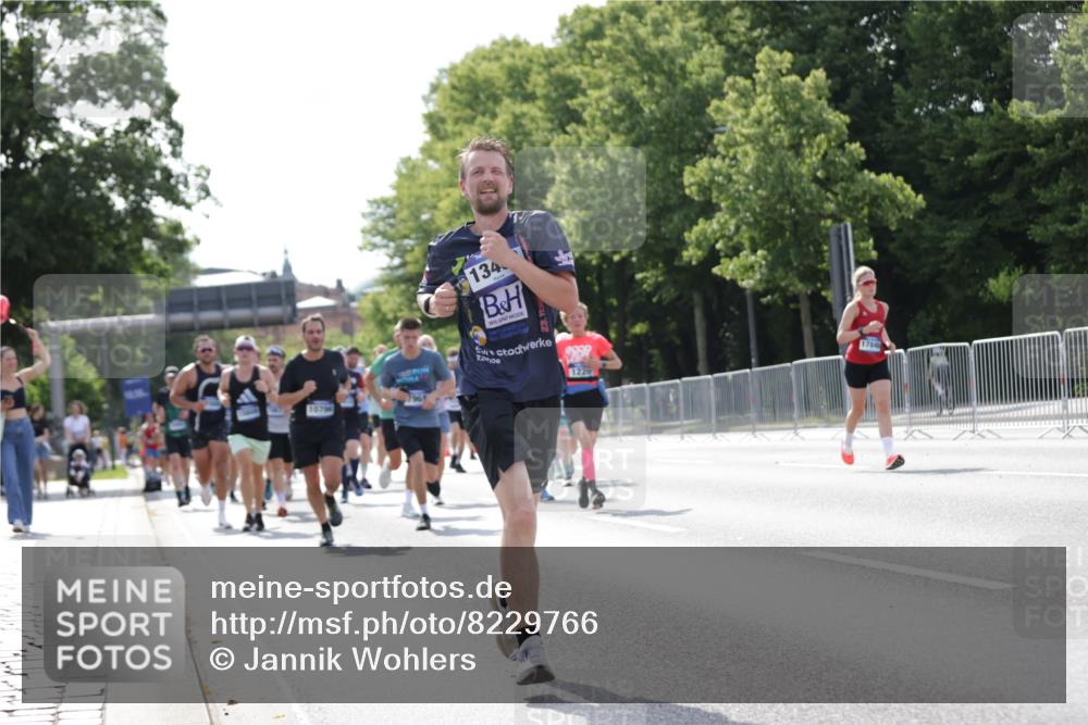 29.06.2025 - hella hamburg halbmarathon Jannik Wohlers http://msf.ph/oto/8229766 29.06.2025 09:52:06 Lombardsbrücke 1139, 1169, 1220, 1468, 1512, 3618, 3852, 4565, 4871, 4915, 5011, 6550, 7067, 7432, 7865, 7961, 8852, 9348, 10099, 10493, 10741, 10796, 11062, 11495, 11679, 11779, 12046, 12365, 12723, 12772, 13403, 13614, 14257, 14449, 14703, 14813, 15233, 15247, 15808, 15813, 16338, 16591, 16592, 17000, 17281, 17391, 17846, 17926, 18560, 18632, 18637, 18680, 18775, 18982 meine-sportfotos.de