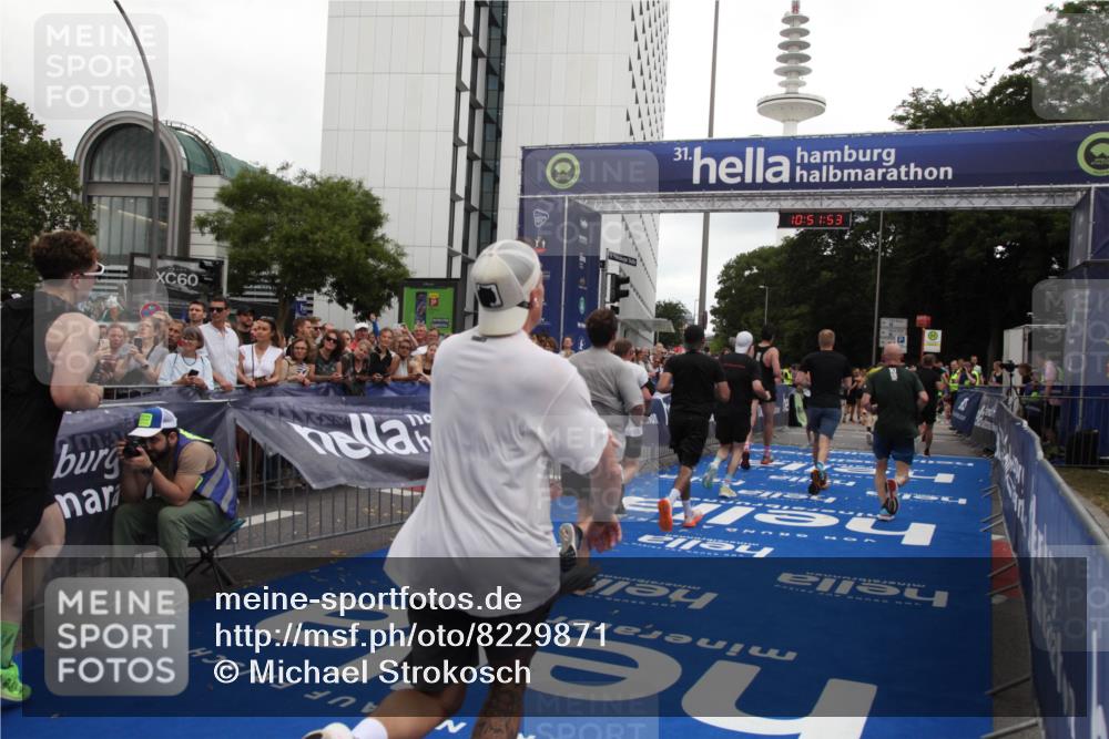 29.06.2025 - hella hamburg halbmarathon Michael Strokosch http://msf.ph/oto/8229871 29.06.2025 10:51:51 Ziel 2396, 6286, 7224, 8710, 8819, 9793, 9959, 12224, 15427, 15727, 15831, 15899, 16907, 17682, 19053, 19137 meine-sportfotos.de