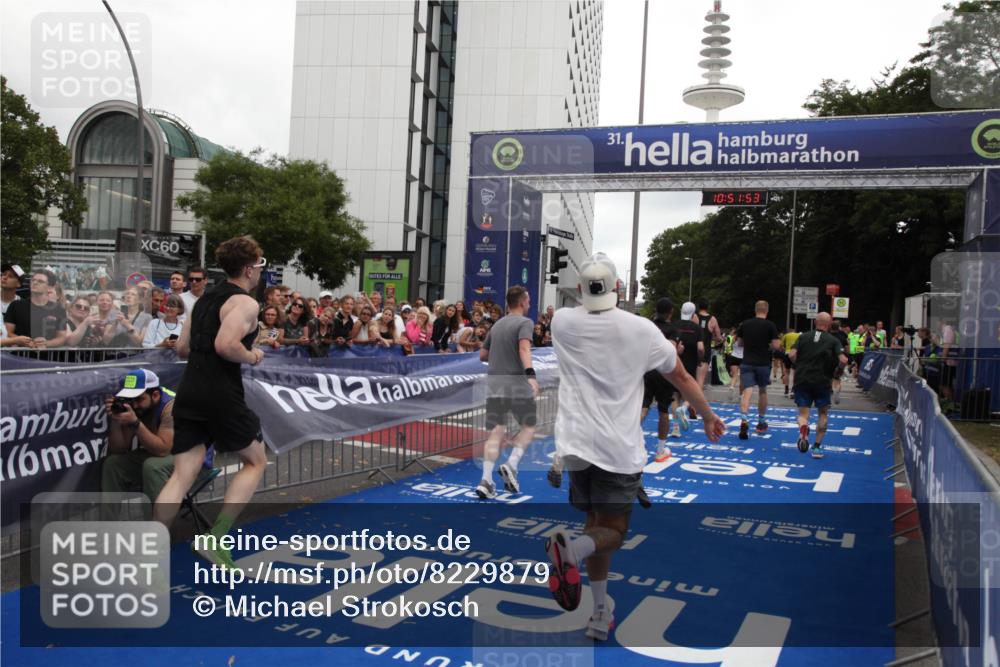 29.06.2025 - hella hamburg halbmarathon Michael Strokosch http://msf.ph/oto/8229879 29.06.2025 10:51:52 Ziel 2396, 6286, 7224, 8710, 8819, 9793, 9959, 12224, 15427, 15727, 15831, 15899, 16907, 17682, 17815, 19053, 19137 meine-sportfotos.de