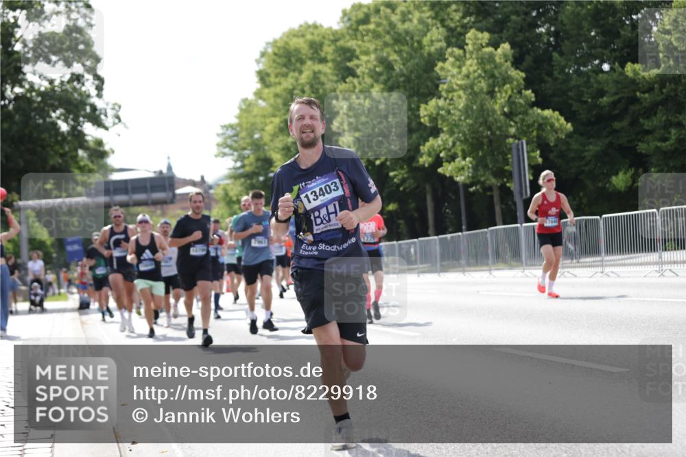 29.06.2025 - hella hamburg halbmarathon Jannik Wohlers http://msf.ph/oto/8229918 29.06.2025 09:52:06 Lombardsbrücke 1139, 1169, 1220, 1468, 1512, 3618, 3852, 4565, 4871, 4915, 5011, 6550, 7067, 7432, 7865, 7961, 8852, 9348, 10099, 10493, 10741, 10796, 11062, 11495, 11679, 11779, 12046, 12365, 12723, 12772, 13403, 13614, 14257, 14449, 14703, 14813, 15233, 15247, 15808, 15813, 16338, 16591, 16592, 17000, 17281, 17391, 17846, 17926, 18560, 18632, 18637, 18680, 18775, 18982 meine-sportfotos.de