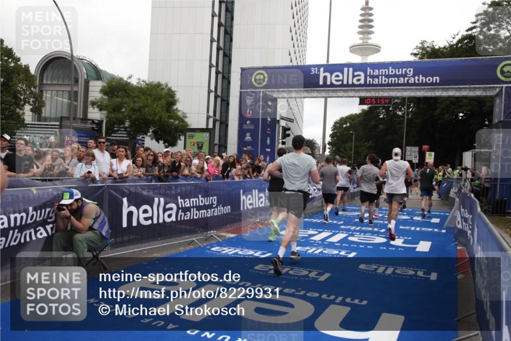 29.06.2025 - hella hamburg halbmarathon Michael Strokosch http://msf.ph/oto/8229931 29.06.2025 10:51:53 Ziel 2396, 2818, 2823, 2880, 4297, 6286, 7224, 8710, 8819, 8856, 9793, 9959, 12224, 15427, 15727, 15831, 16907, 17682, 17815, 17962, 19053, 19137 meine-sportfotos.de