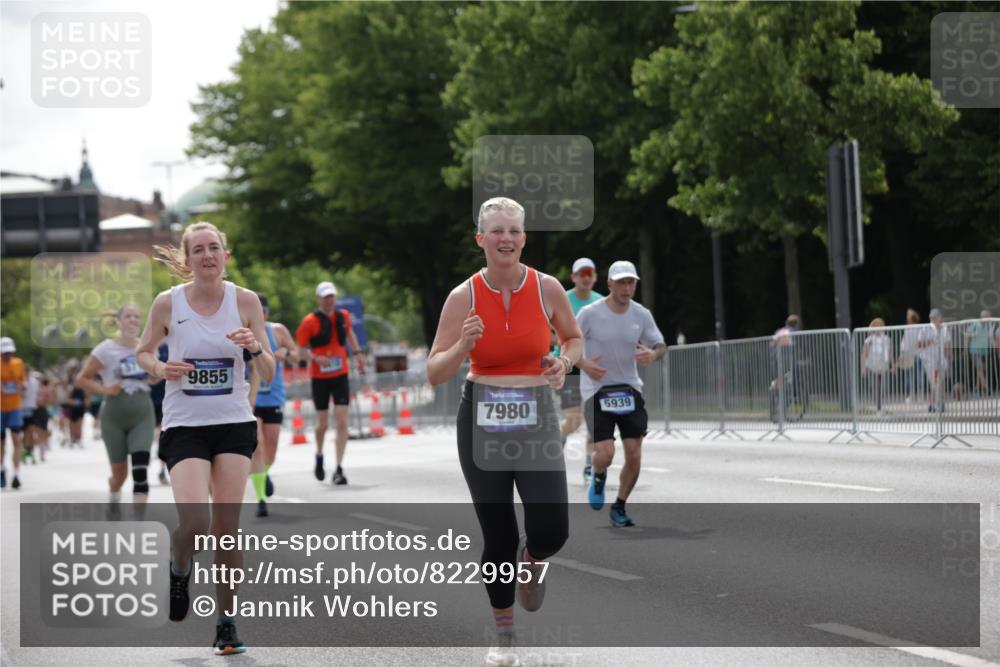 29.06.2025 - hella hamburg halbmarathon Jannik Wohlers http://msf.ph/oto/8229957 29.06.2025 10:28:04 Lombardsbrücke 3445, 5718, 5903, 5939, 6418, 7667, 7980, 8327, 8560, 9716, 9855, 10434, 13045, 13296, 13400, 16125, 18293, 18604, 19180 meine-sportfotos.de