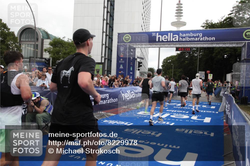 29.06.2025 - hella hamburg halbmarathon Michael Strokosch http://msf.ph/oto/8229978 29.06.2025 10:51:53 Ziel 2396, 2818, 2823, 2880, 4297, 6286, 7224, 8710, 8819, 8856, 9793, 9959, 12224, 15427, 15727, 15831, 16907, 17682, 17815, 17962, 19053, 19137 meine-sportfotos.de