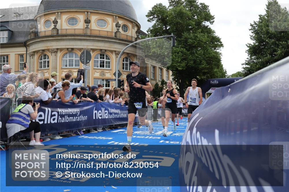 29.06.2025 - hella hamburg halbmarathon Strokosch-Dieckow http://msf.ph/oto/8230054 29.06.2025 10:32:44 Ziel 1990, 6358, 7965, 8062, 12987, 13686, 13961, 14028, 15054, 16425, 16619, 17117, 17151, 18687 meine-sportfotos.de