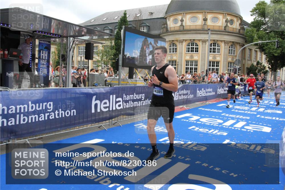 29.06.2025 - hella hamburg halbmarathon Michael Strokosch http://msf.ph/oto/8230386 29.06.2025 10:47:01 Ziel 1139, 1689, 4091, 4377, 10122, 13728, 14385, 14415, 14449, 14594, 14783, 15825, 16081, 17979 meine-sportfotos.de