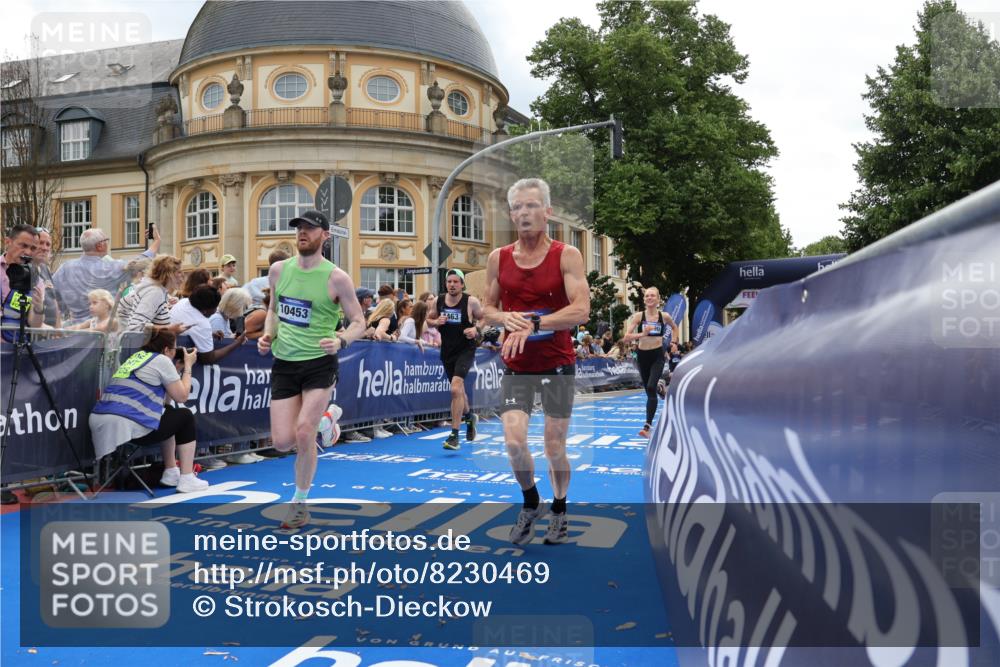 29.06.2025 - hella hamburg halbmarathon Strokosch-Dieckow http://msf.ph/oto/8230469 29.06.2025 10:32:56 Ziel 4463, 4749, 6358, 10453, 11169, 12290, 16425, 18679, 18687, 19059 meine-sportfotos.de