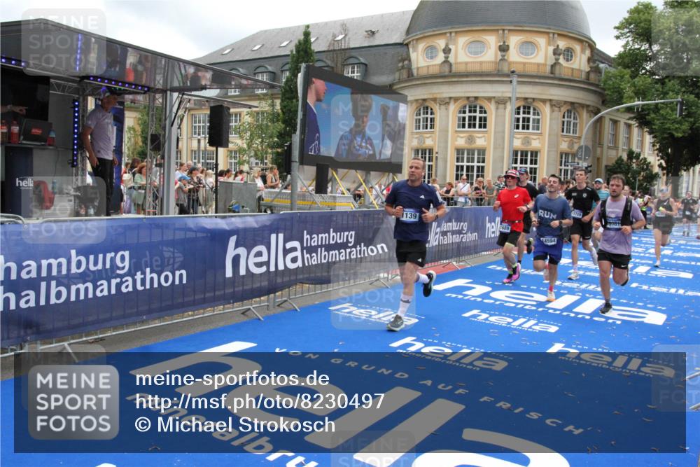 29.06.2025 - hella hamburg halbmarathon Michael Strokosch http://msf.ph/oto/8230497 29.06.2025 10:47:02 Ziel 1139, 1689, 4377, 9794, 10122, 13728, 14385, 14415, 14449, 14594, 14783, 15825, 16081, 17979 meine-sportfotos.de