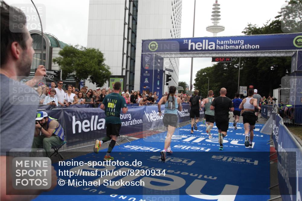 29.06.2025 - hella hamburg halbmarathon Michael Strokosch http://msf.ph/oto/8230934 29.06.2025 10:52:13 Ziel 1482, 2397, 2595, 5032, 5093, 5378, 6897, 7732, 9082, 12135, 12580, 13726, 14248, 14300, 15275, 15829, 16003, 16179, 16320, 16591, 16666, 17033, 17130, 18475, 18801 meine-sportfotos.de