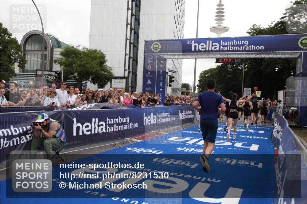 29.06.2025 - hella hamburg halbmarathon Michael Strokosch http://msf.ph/oto/8231530 29.06.2025 10:52:20 Ziel 4419, 4587, 4837, 5032, 5087, 5482, 6164, 6897, 7896, 9074, 9082, 12135, 13707, 14300, 15275, 15446, 16003, 16320, 16591, 17130, 17773, 18475 meine-sportfotos.de