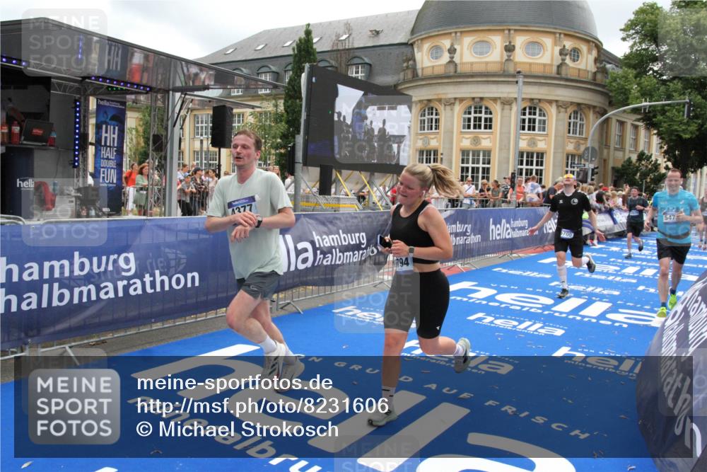 29.06.2025 - hella hamburg halbmarathon Michael Strokosch http://msf.ph/oto/8231606 29.06.2025 10:47:09 Ziel 1460, 4093, 4377, 5472, 6700, 7908, 9794, 12579, 13007, 14415, 14783, 15684, 15825 meine-sportfotos.de
