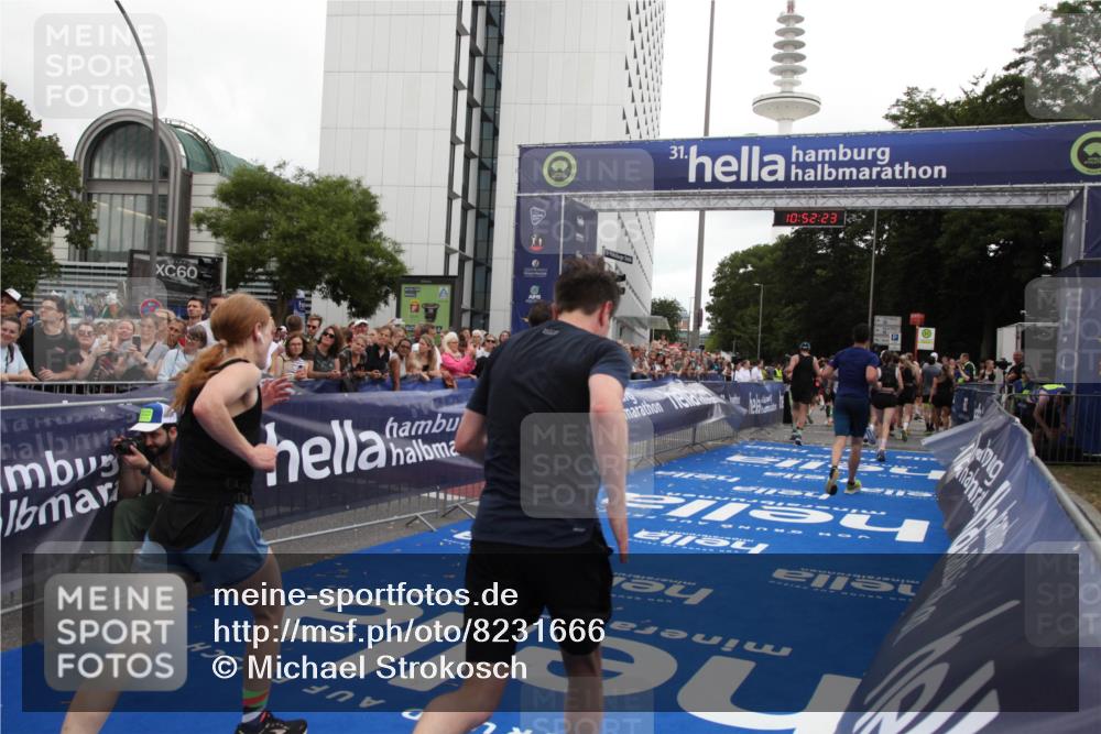 29.06.2025 - hella hamburg halbmarathon Michael Strokosch http://msf.ph/oto/8231666 29.06.2025 10:52:22 Ziel 4140, 4419, 4587, 4837, 5087, 5482, 6164, 7896, 9074, 13707, 15275, 15446, 16591, 17773 meine-sportfotos.de