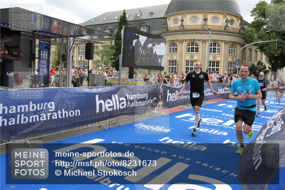 29.06.2025 - hella hamburg halbmarathon Michael Strokosch http://msf.ph/oto/8231673 29.06.2025 10:47:09 Ziel 1460, 4093, 4377, 5472, 6700, 7908, 9794, 12579, 13007, 14415, 14783, 15684, 15825 meine-sportfotos.de