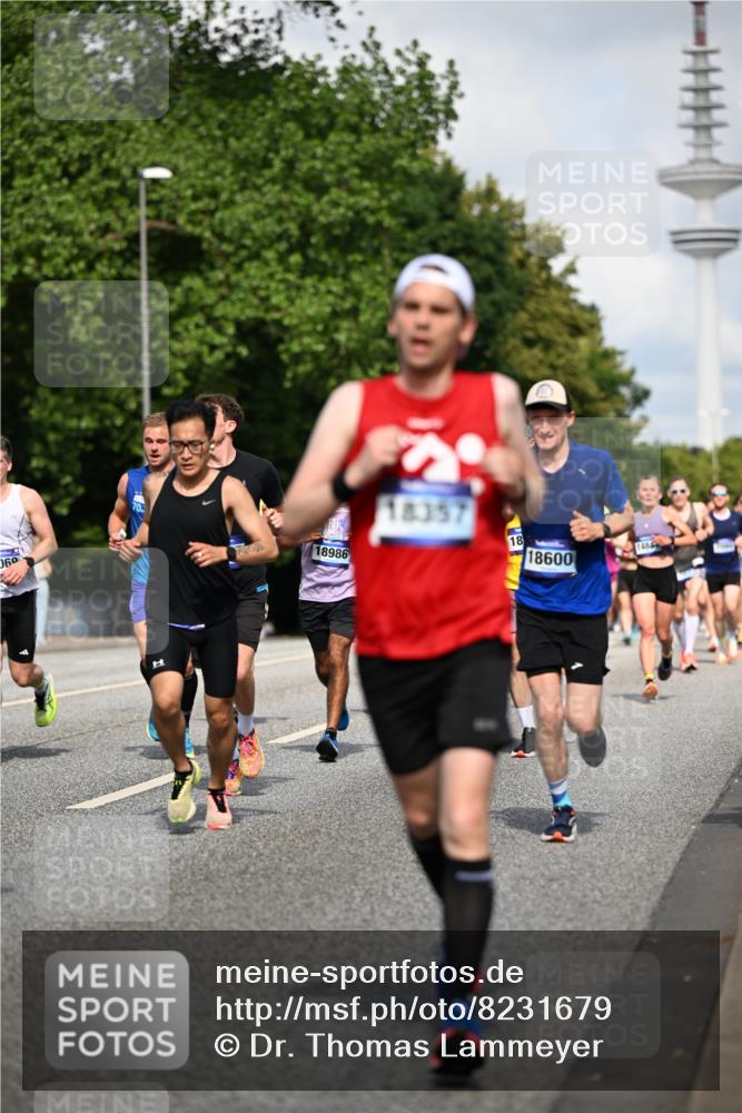 29.06.2025 - hella hamburg halbmarathon Dr. Thomas Lammeyer http://msf.ph/oto/8231679 29.06.2025 09:50:23 Kennedybrücke 1053, 1396, 1407, 1411, 1577, 1910, 1959, 2563, 2836, 2851, 3790, 3935, 5152, 5193, 5660, 6032, 6305, 6473, 7080, 7466, 7622, 7831, 7867, 8323, 9376, 9508, 10477, 11370 meine-sportfotos.de