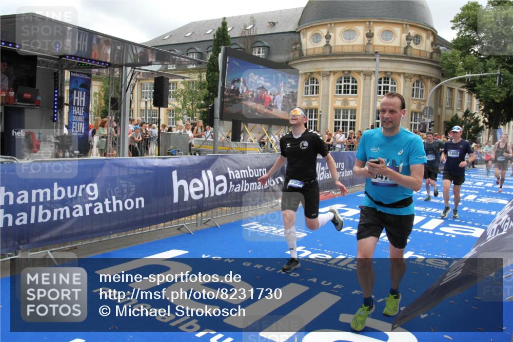 29.06.2025 - hella hamburg halbmarathon Michael Strokosch http://msf.ph/oto/8231730 29.06.2025 10:47:10 Ziel 1460, 4093, 4377, 5472, 6373, 6700, 7908, 9794, 12579, 13007, 14783, 15684 meine-sportfotos.de