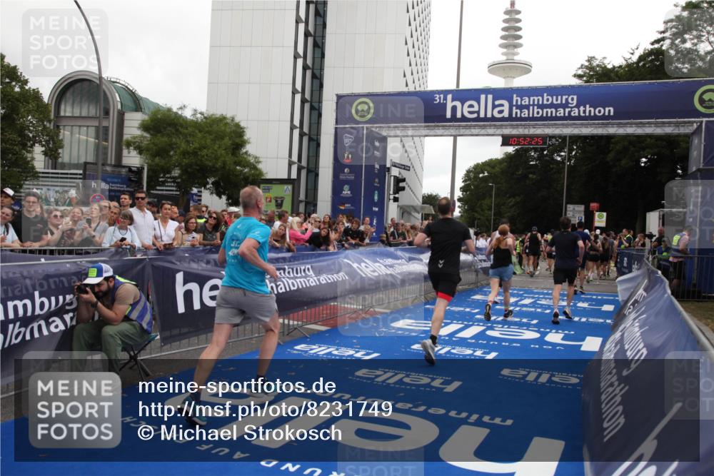 29.06.2025 - hella hamburg halbmarathon Michael Strokosch http://msf.ph/oto/8231749 29.06.2025 10:52:24 Ziel 4140, 4419, 4587, 6164, 7896, 9074, 13211, 13707, 15144, 15446, 17773, 17997 meine-sportfotos.de