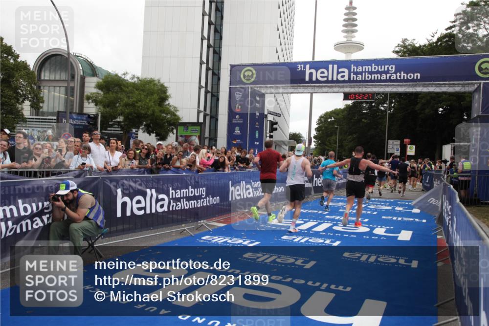 29.06.2025 - hella hamburg halbmarathon Michael Strokosch http://msf.ph/oto/8231899 29.06.2025 10:52:26 Ziel 4140, 4419, 4587, 6164, 7896, 9876, 13015, 13211, 13707, 15144, 15446, 17773, 17997 meine-sportfotos.de