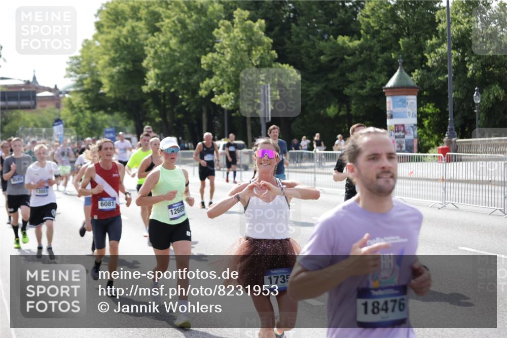 29.06.2025 - hella hamburg halbmarathon Jannik Wohlers http://msf.ph/oto/8231953 29.06.2025 09:52:42 Lombardsbrücke 1012, 1391, 1735, 2048, 2213, 2234, 2590, 2788, 2970, 3021, 3098, 3304, 3907, 3917, 3928, 4981, 4997, 5132, 5623, 5682, 6081, 6152, 6712, 6716, 7005, 7093, 7147, 7450, 8063, 8145, 8467, 8664, 8694, 8704, 8722, 8819, 9232, 9374, 9538, 9540, 9544, 9585, 10208, 10211, 10216, 10313, 11094, 11153, 11291, 11469, 11778, 12154, 12534, 12685, 12783, 12966, 13015, 13051, 13709, 13782, 14351, 14690, 14794, 15126, 15651 meine-sportfotos.de