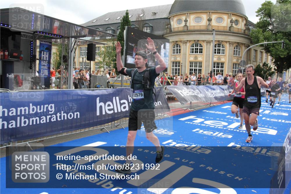 29.06.2025 - hella hamburg halbmarathon Michael Strokosch http://msf.ph/oto/8231992 29.06.2025 10:47:13 Ziel 1460, 2623, 4093, 6373, 6700, 6716, 7480, 7908, 10208, 10211, 12579, 13007, 15684, 17718, 17915 meine-sportfotos.de