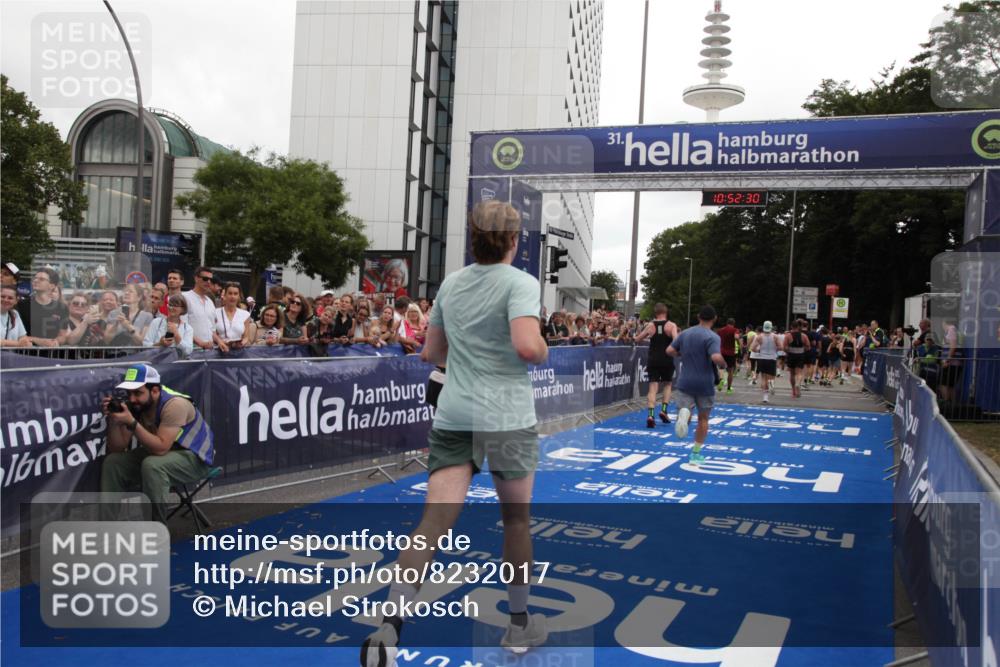 29.06.2025 - hella hamburg halbmarathon Michael Strokosch http://msf.ph/oto/8232017 29.06.2025 10:52:29 Ziel 3715, 4140, 4587, 7178, 8371, 8661, 9145, 9876, 11791, 13015, 13211, 13707, 14561, 15144, 17773, 17997 meine-sportfotos.de